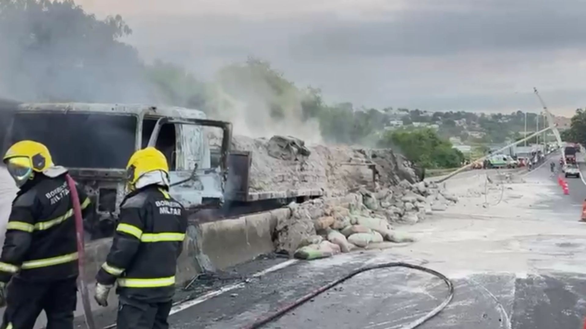 VÍDEO: Motociclista registra batida entre carretas que pegaram fogo em rodovia, em Cariacica
