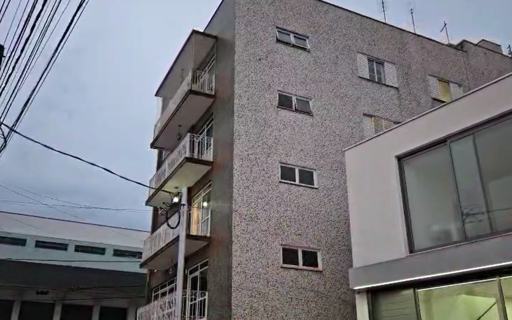 Menino de 12 anos morre após cair do quarto andar de prédio no Centro de Poços de Caldas, MG