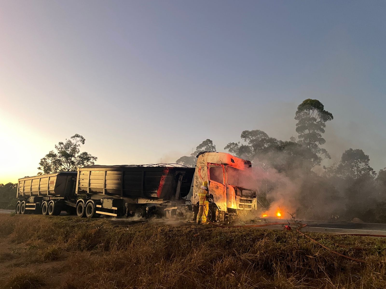 Motorista e irmão escapam ilesos de incêndio que danificou carreta na BR-251
