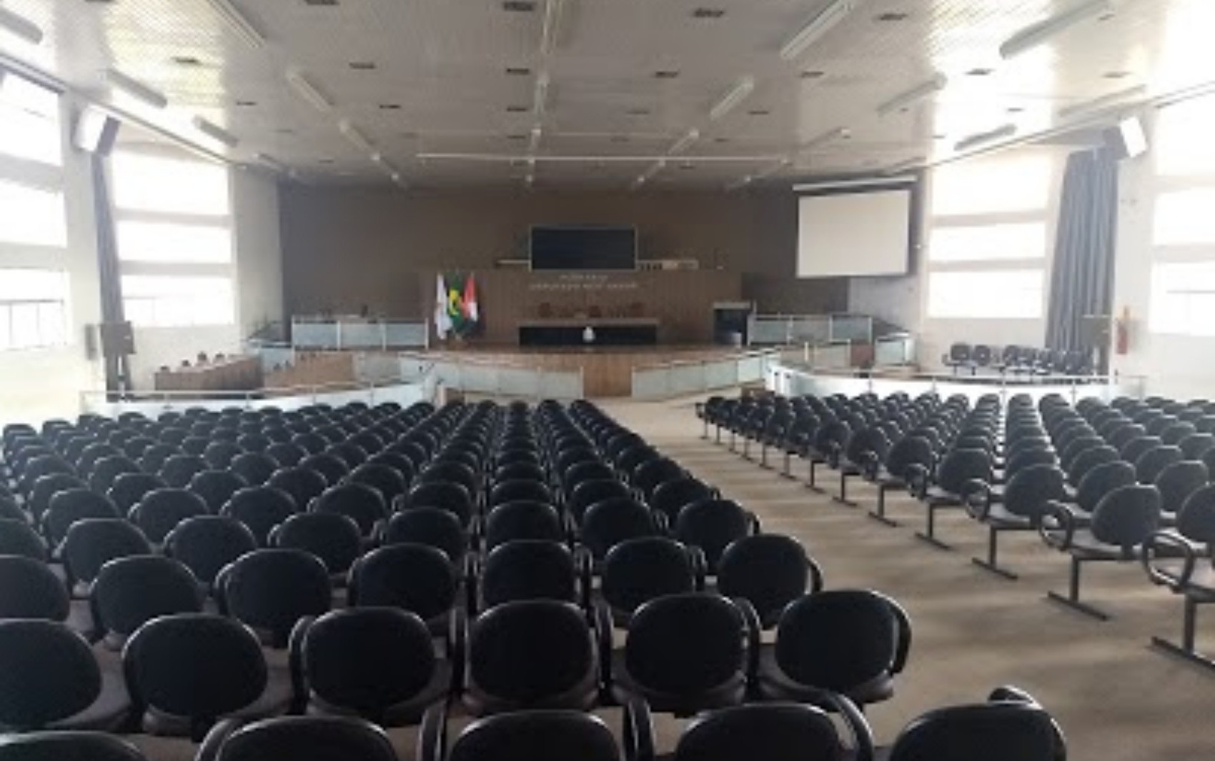 Vereadora dá voz de prisão à presidente do Sindicato dos Servidores durante sessão na Câmara Municipal de Passos, MG