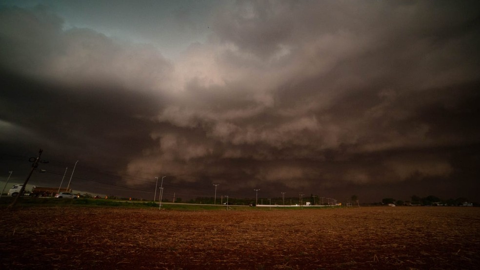 Caçado de tempestades registrou início da chuva. — Foto: Maycon Zanata/Reprodução
