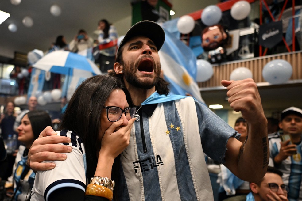 Torcedores da Argentina reagem enquanto assistem à partida da semifinal da Copa do Mundo da FIFA de 2026 entre Inglaterra e Argentina, em Buenos Aires, em 15 de julho de 2026 — Foto: Luis Robayo/AFP