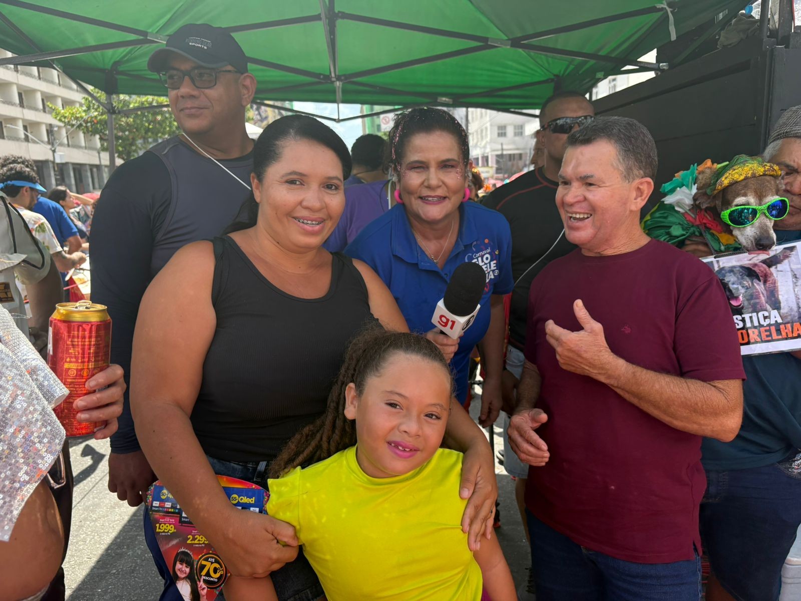 Repórter Bianka Carvalho vira atração do Galo da Madrugada e é 'escoltada' por foliões na Ponte Duarte Coelho