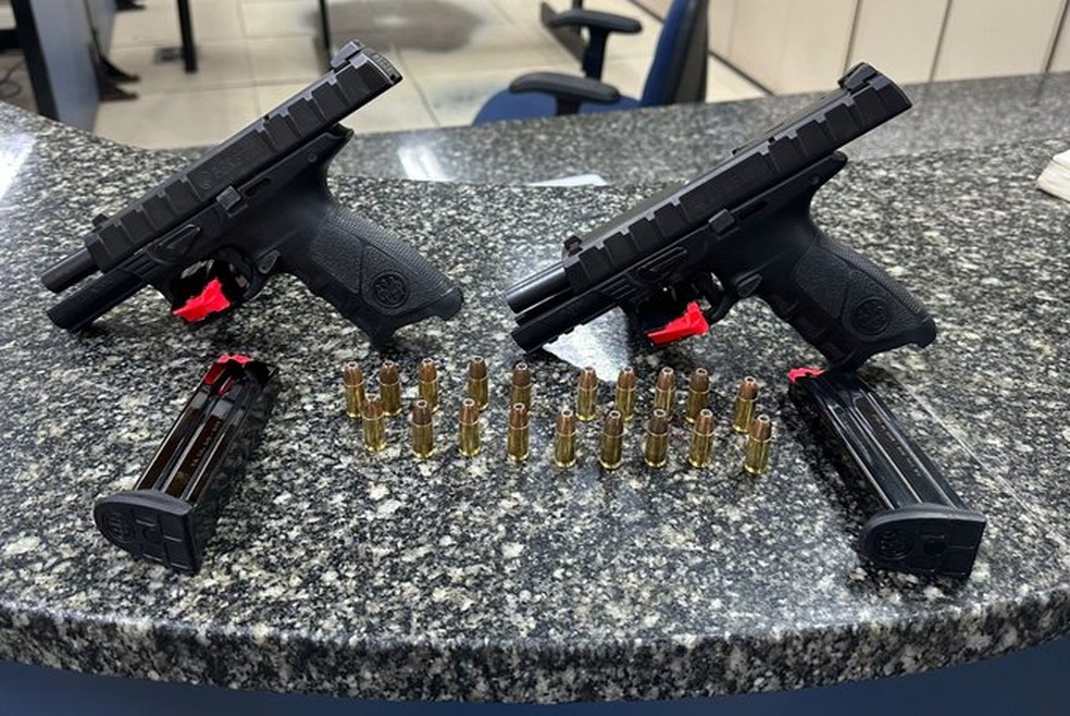 Policiais do 41BPM recuperaram as armas que foram roubadas de uma equipe policial da Força Nacional — Foto: Divulgação