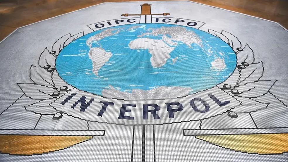 A Interpol afirma ter criado sistemas para evitar abusos, que foram fortalecidos nos últimos anos — Foto: Oliver Chassignole/AFP via Getty Images e BBC