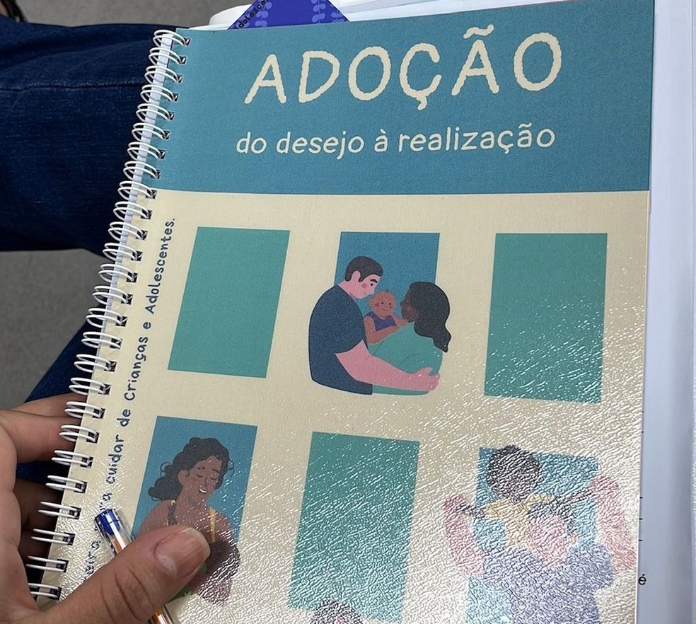Cartilha de processso de adoção durante preparação — Foto: Reprodução/Acervo pessoal