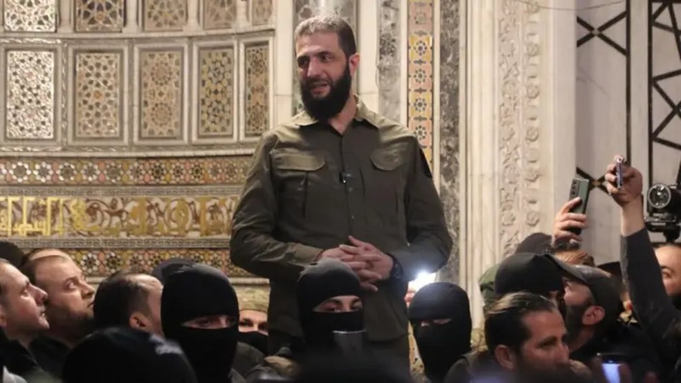 O líder rebelde Abu Mohammed al-Jawlani fez um discurso para a população após tomar Damasco. — Foto: Reuters via BBC