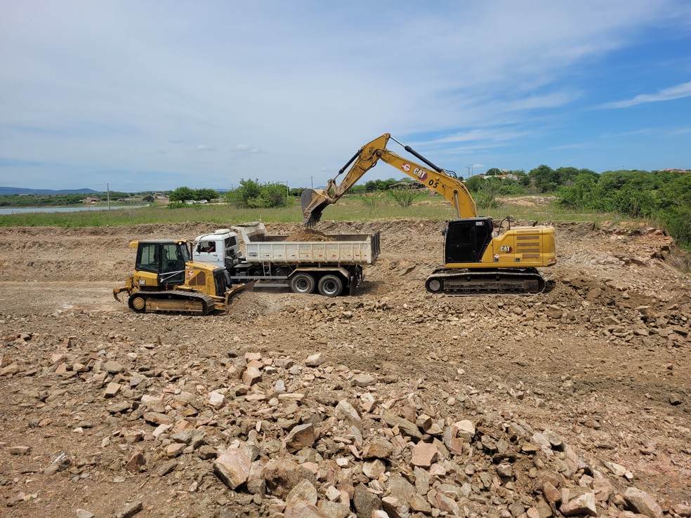 Máquinas escavam área onde tubulações serão instaladas, na barragem de Pau dos Ferros, RN — Foto: Igor Jácome/g1