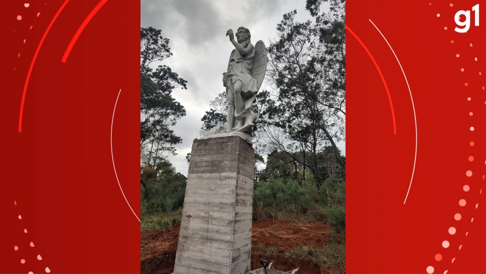 Estátua de Lúcifer erguida em Gravataí pesa uma tonelada e custou R$ 35 mil — Foto: Mestre Lukas de Bará da Rua/Divulgação