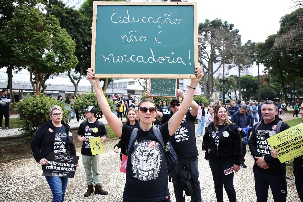 Professores, servidores e estudantes fazem manifestação na Praça Santos Andrade, contra o projeto Parceiro da Escola — Foto: Giuliano Gomes/PR Press
