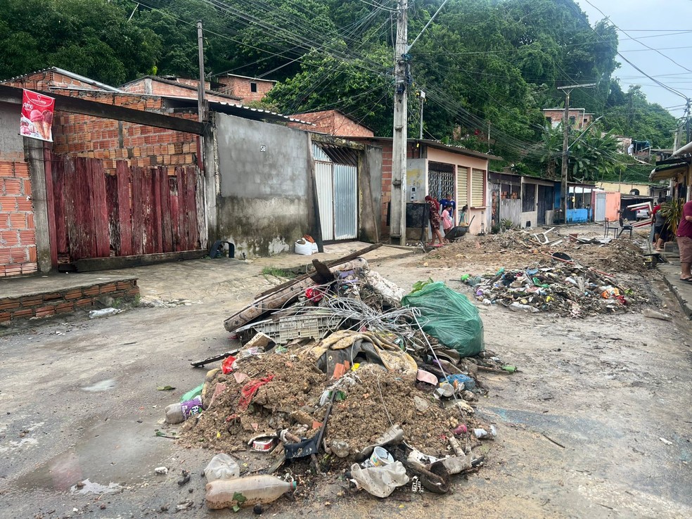 Rompimento da tubulação ocorreu na rua Esperança, no conjunto Riacho Doce, em Manaus — Foto: Karla Mendes/Rede Amazônica
