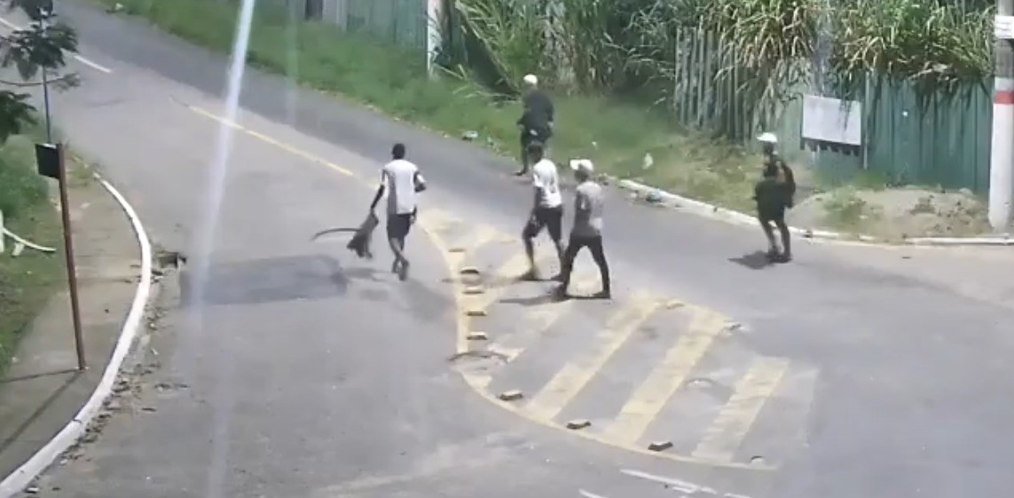 Adolescentes são detidos após assalto na orla de Maricá