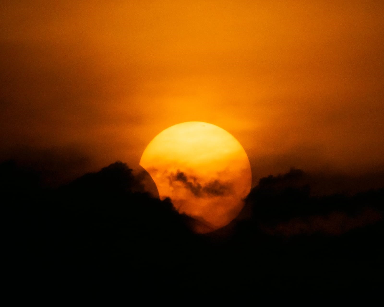 Por que não há eclipses todo mês?