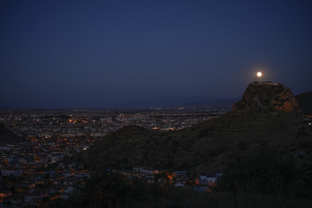 Lua Cheia vista na Turquia. — Foto: Emrah Gurel/AP