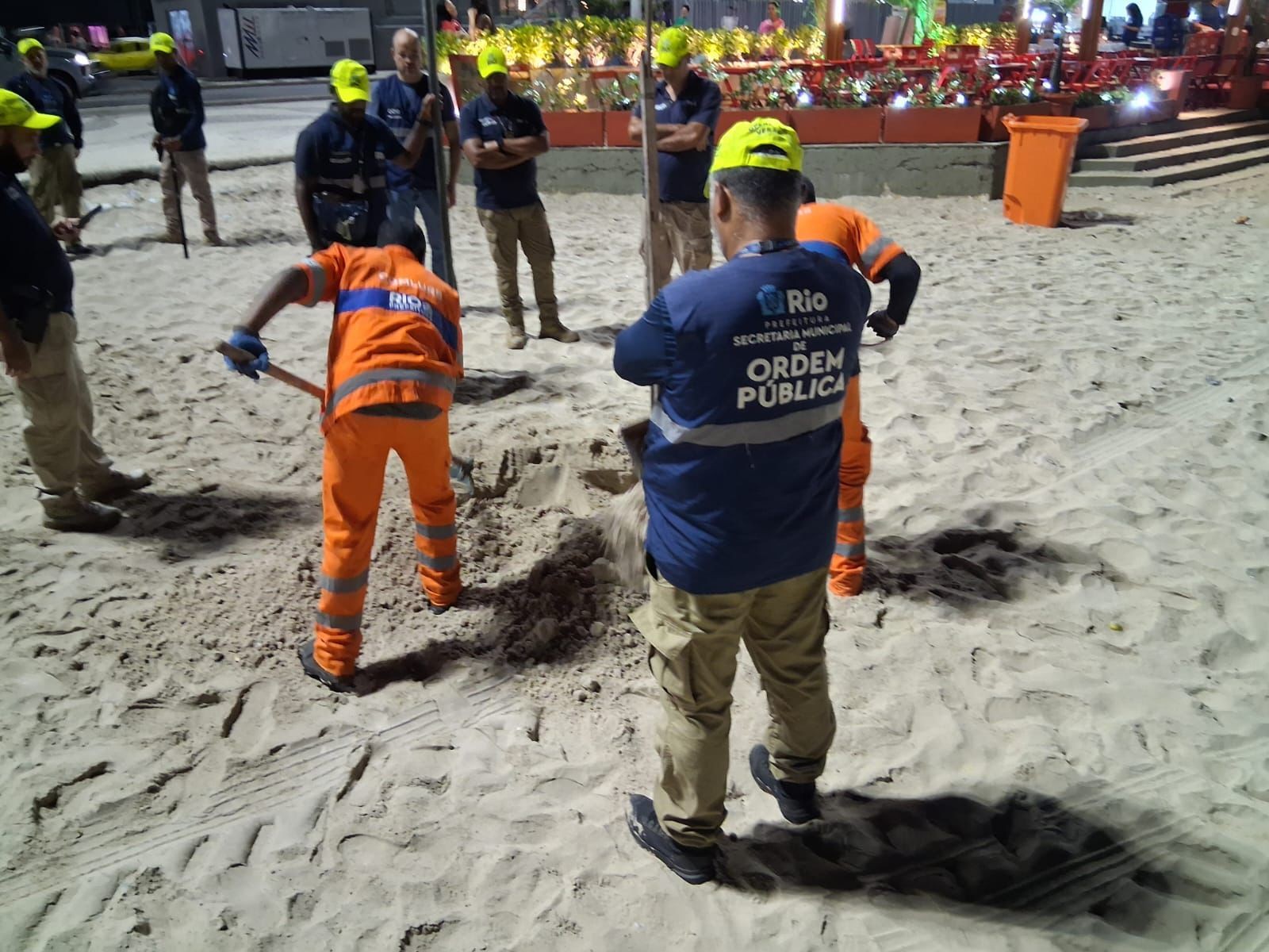Operação ‘Tatuí’ retira 35 garrafas enterradas na areia de Copacabana antes do Réveillon