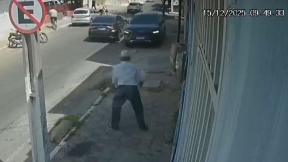 Empresário dirige na contramão, sobe calçada e por pouco não atropela idoso ao fugir de ataque a tiros em Iguatu. — Foto: Reprodução