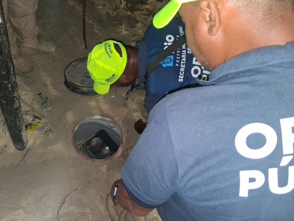 Operação ‘Tatuí’ retira 35 garrafas enterradas na areia de Copacabana — Foto: Divulgação/Seop