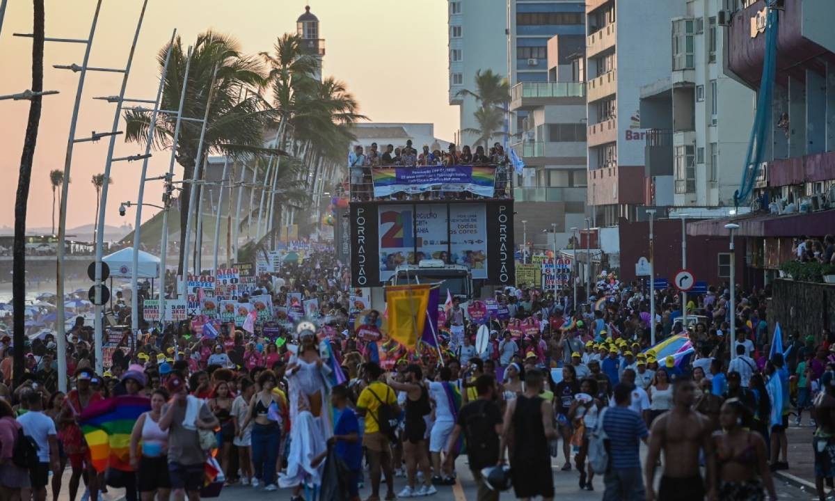Parada LGBT+ Bahia reúne 13 trios com apresentações musicais e performances drags no domingo