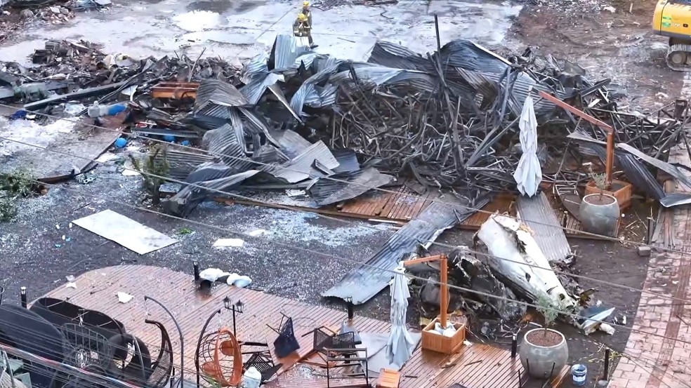 Destroços do avião que caiu sobre loja em Gramado — Foto: RBS TV/Reprodução