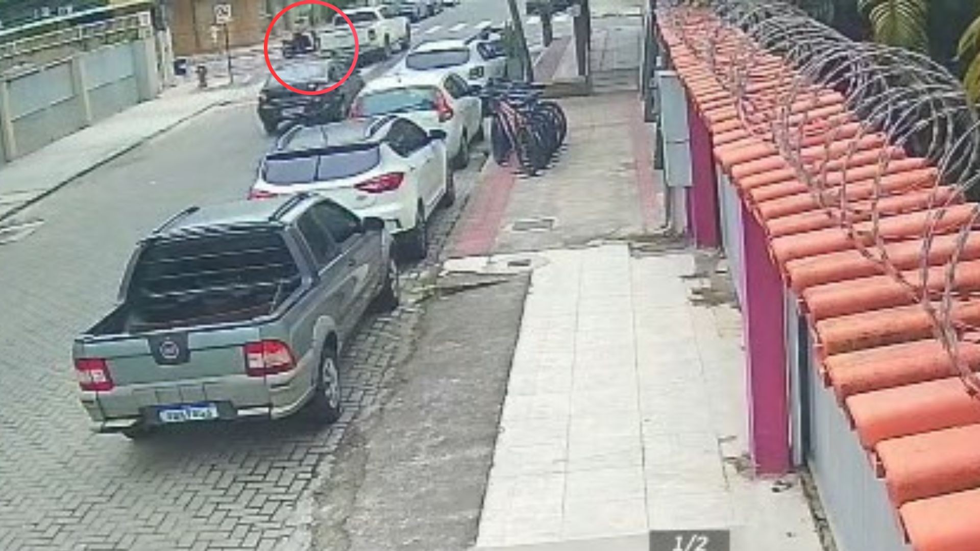 Vídeo mostra momento em que univeristária morre após ser atingida por caminhonete em Vila Velha