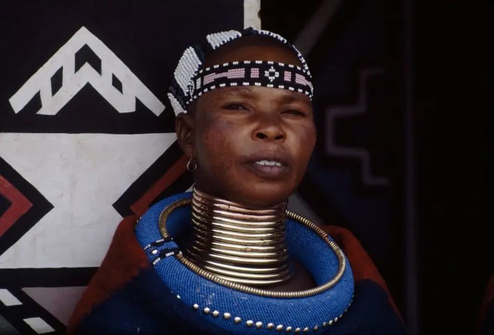 Anéis no pescoço podem representar símbolos de status na África. — Foto: Getty Images via BBC