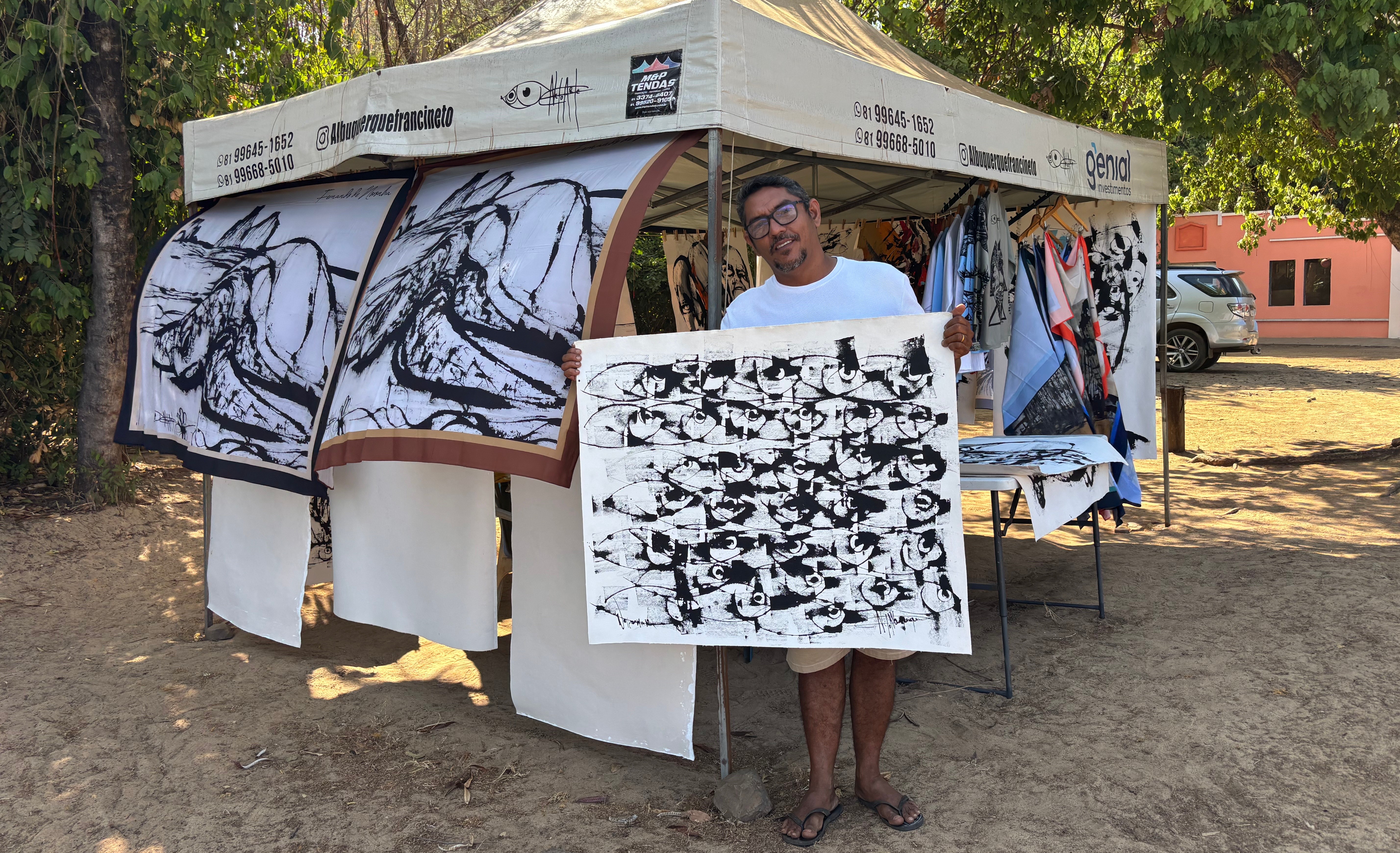 Com barraca na praia, artista de Fernando de Noronha vende telas para turistas do mundo todo