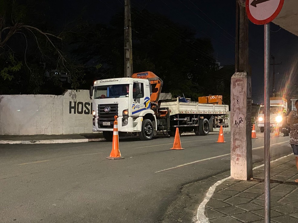 Técnicos trabalharam de madrugada em busca de resolver o problema no Hospital Edgley Maciel — Foto: Geraldo Jerônimo/TV Paraíba