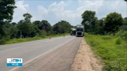 Acidente entre caminhões deixa trânsito lento na BR-153