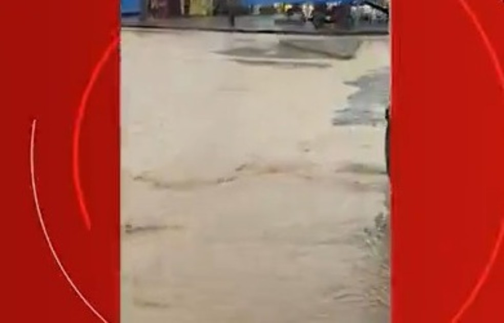 Rua é tomada por água no bairro de Paripe, em Salvador — Foto: Reprodução/Redes Sociais
