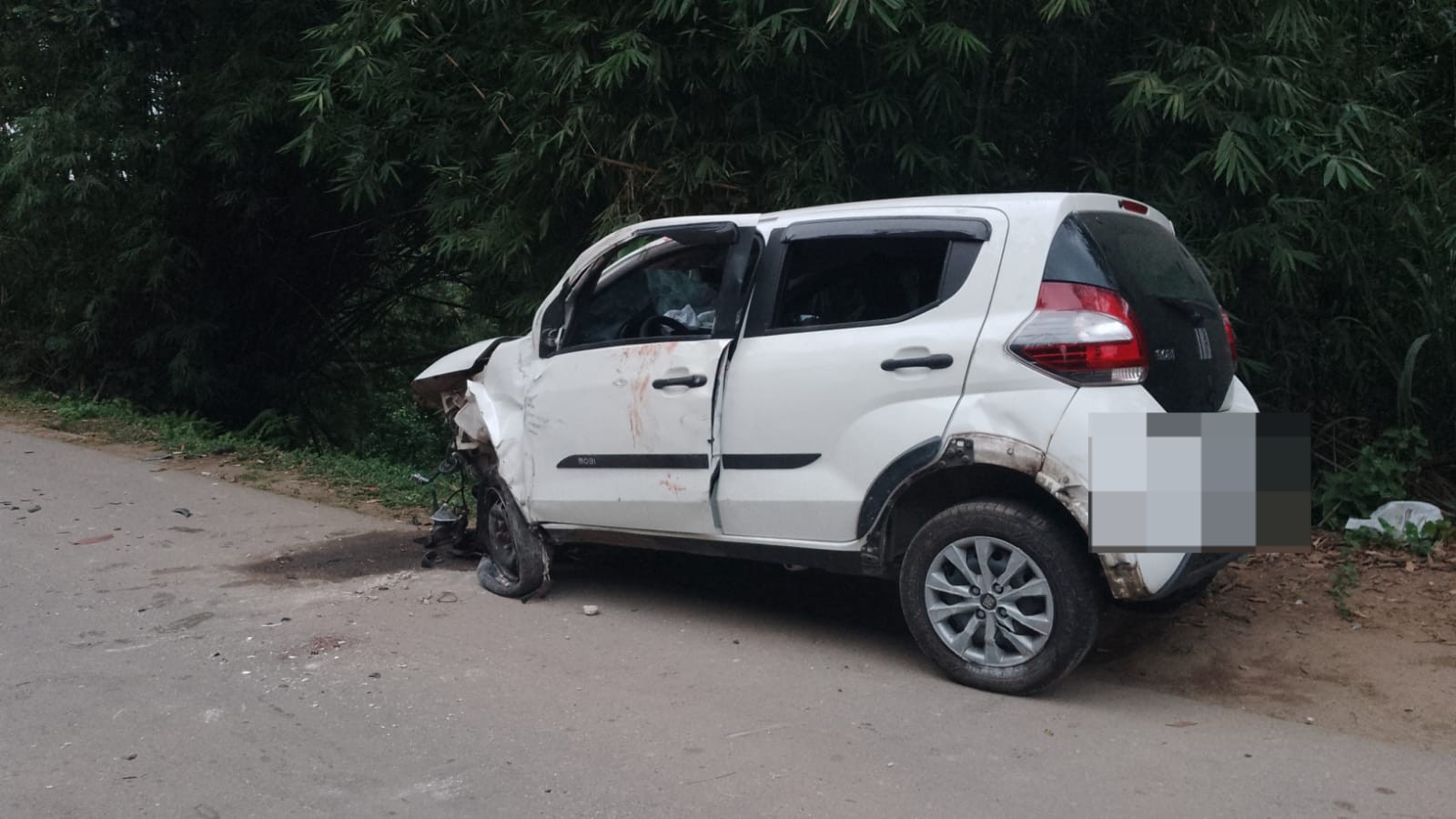 Mulher morre após carro capotar em Volta Redonda