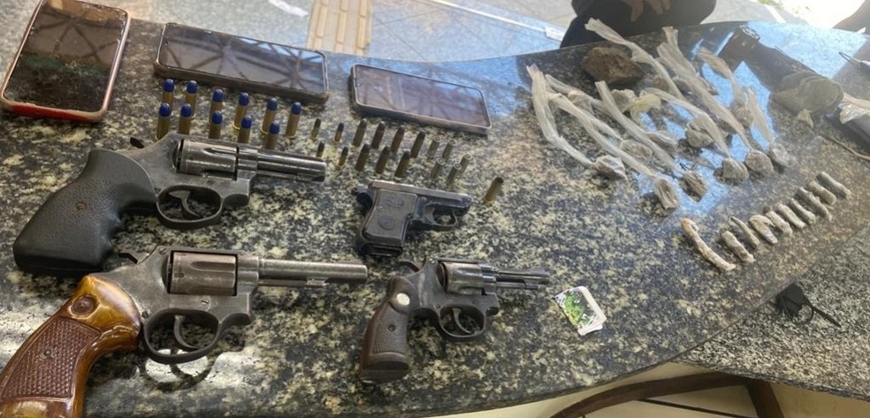Armas e drogas apreendidas com grupo que planejava triplo homicídio em Vassouras — Foto: Divulgação/PM