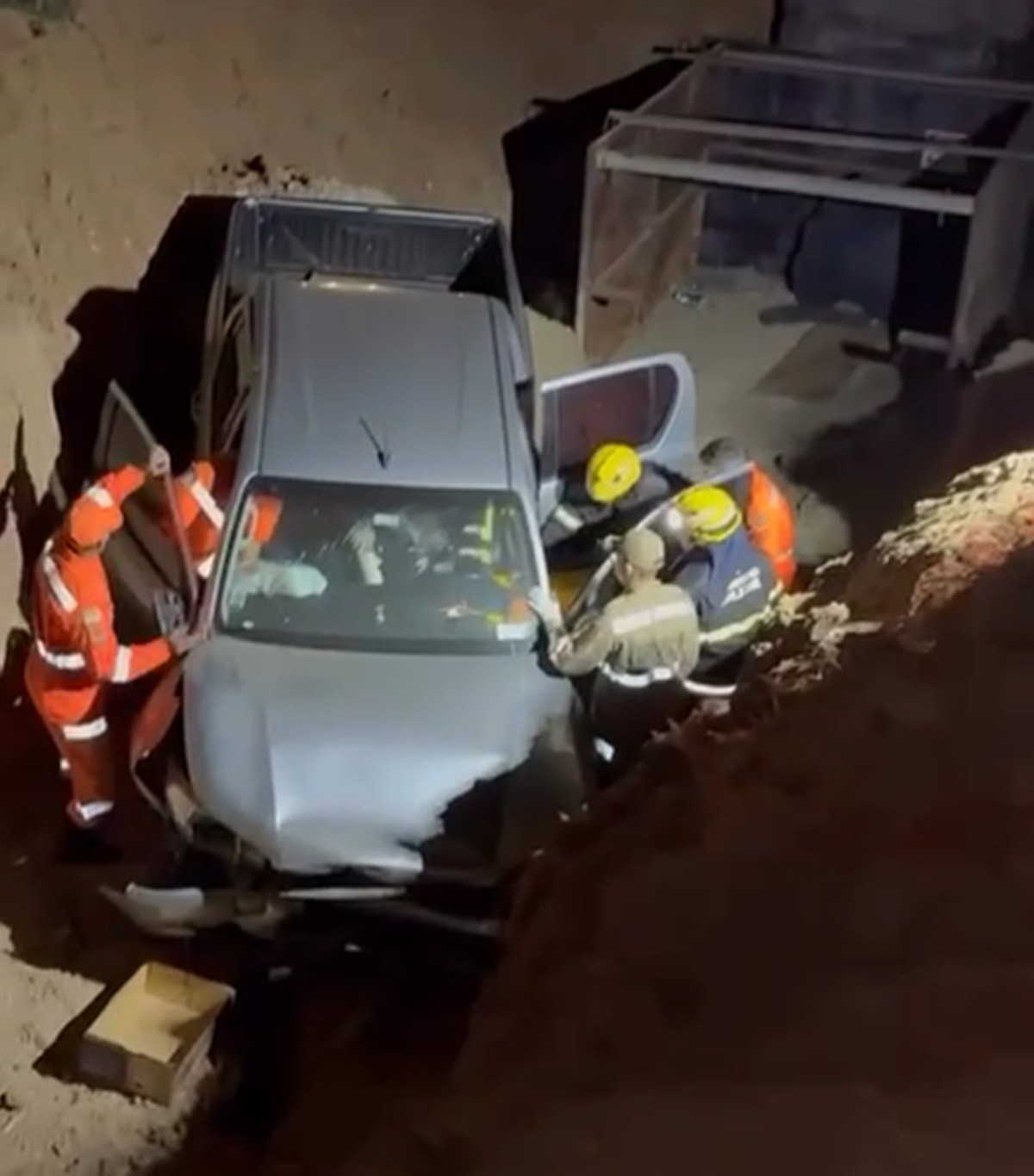 Carro passa barreira e cai em buraco aberto para obra em Mossoró