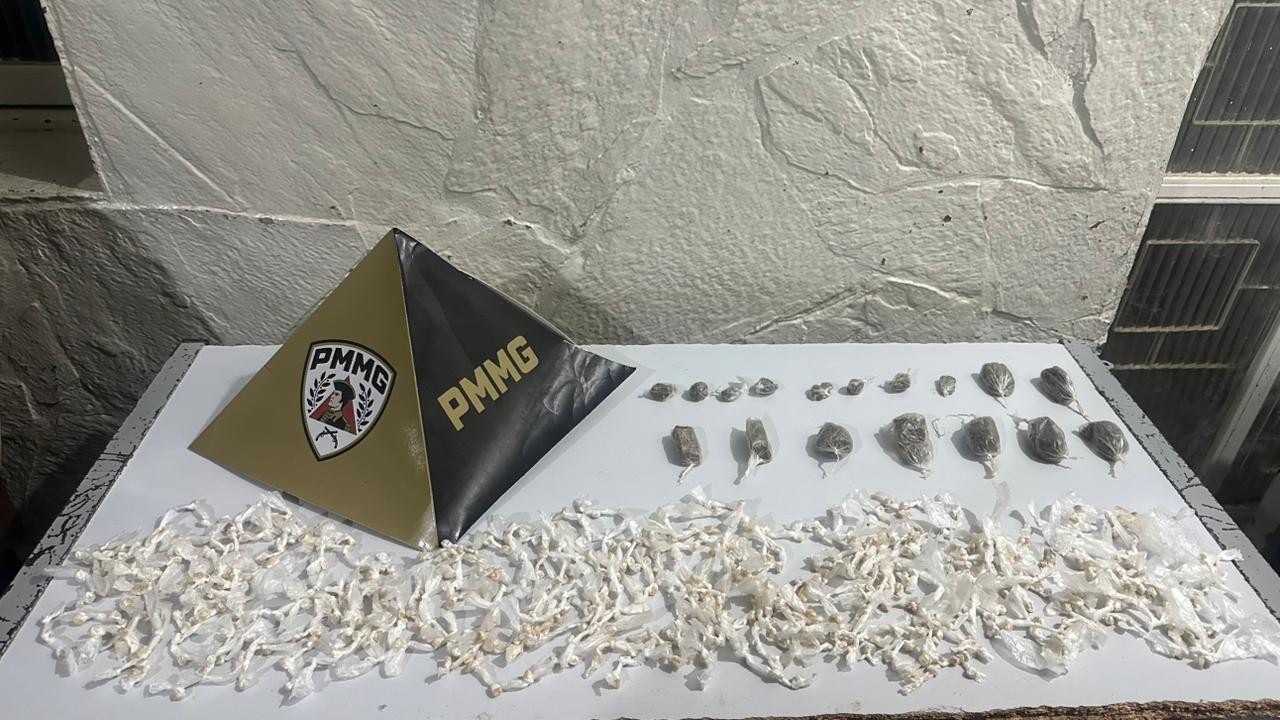 Adolescente suspeito de traficar corre para casa ao ver PM, mas é chamado e apresentado à equipe pela mãe