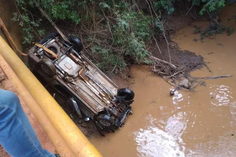 Caminhonete encontrada no córrego do Gado Bravo em Brasilândia de Minas — Foto: Corpo de Bombeiros/Divulgação