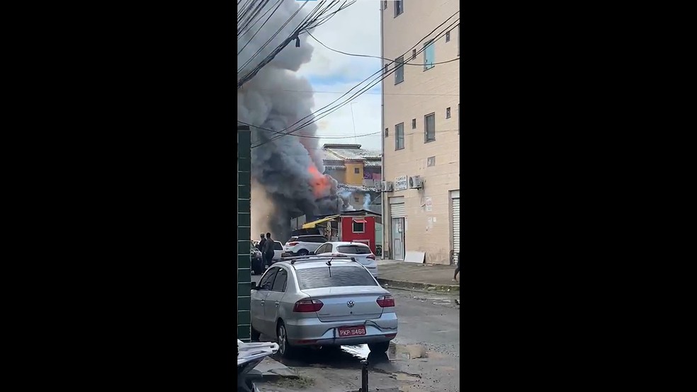 Loja de fogos juninos pega fogo na Região Metropolitana de Salvador — Foto: Reprodução/Redes Sociais