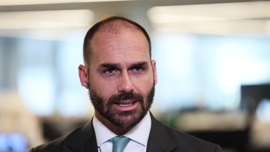 É #FAKE que o 'New York Times' noticiou suposta investigação do governo Trump sobre Eduardo Bolsonaro - Não há registros no jornal nem nos canais oficiais da Casa Branca de investigação contra o deputado federal, que se licenciou do mandado em março e se mudou para os EUA.