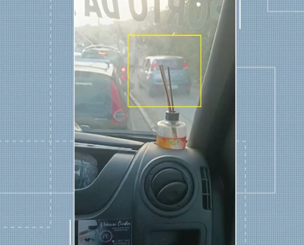 Motorista é flagrado dirigindo pela calçada para escapar de congestionamento em Búzios