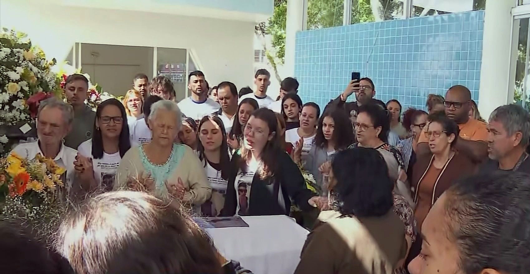 'Não posso nem ver o rosto dele; o caixão está lacrado', lamenta pai durante enterro de jovens mineiros mortos em SC