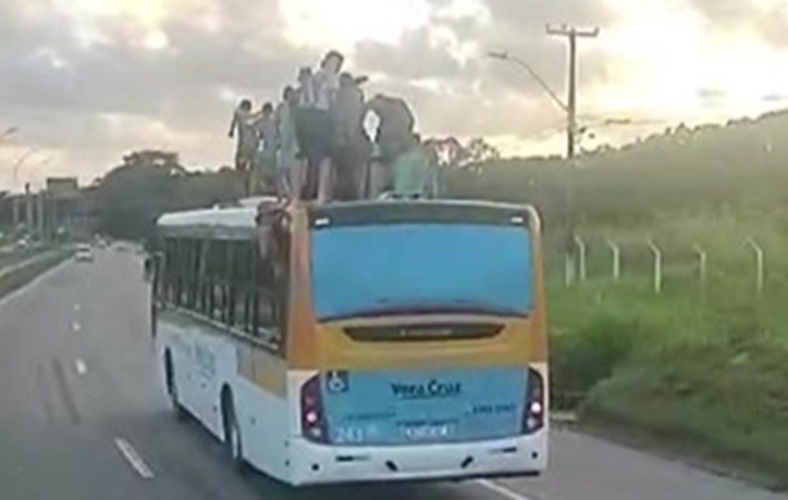 Dança, pulos e 'selfies'; jovens se arriscam em cima de ônibus em movimento na rodovia BR-101; VÍDEO