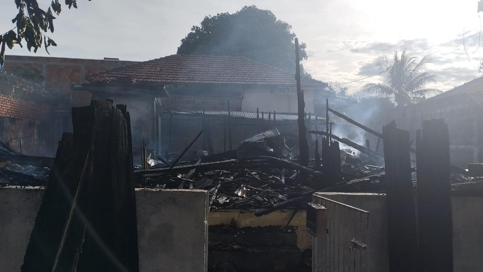 Incêndio destrói casa de madeira em Presidente Venceslau (SP) — Foto: Wagner Bueno/Portal Bueno
