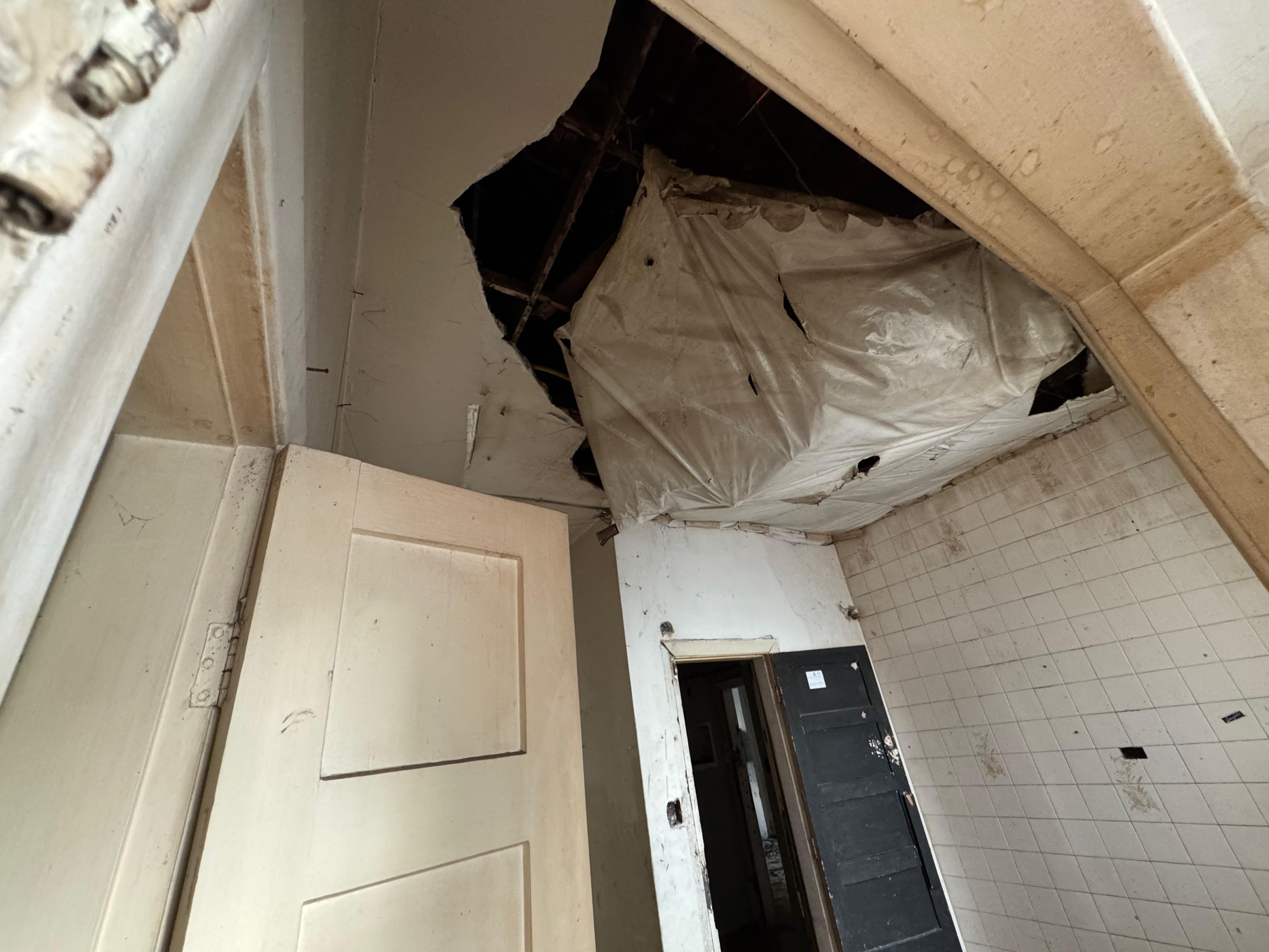 Cheiro de urina, fezes e entulho: veja por dentro o edifício que ficou ocupado por quase 20 anos na luxuosa Rua Oscar Freire
