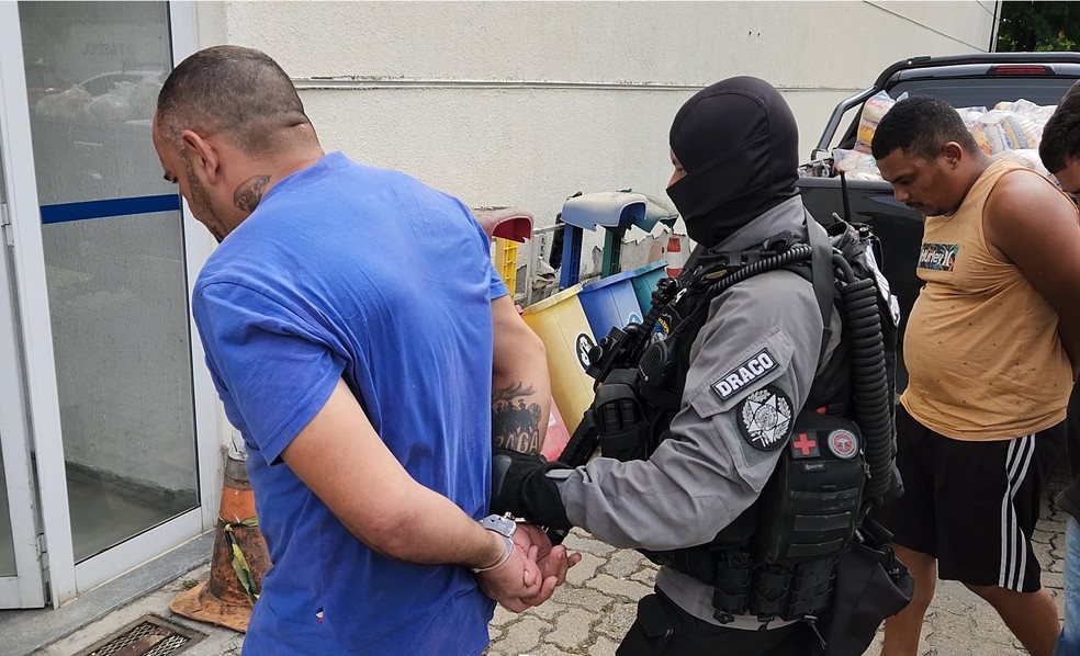 Com tatuagens da família Braga, três homens são presos por integrar milícia na Zona Oeste — Foto: Reprodução