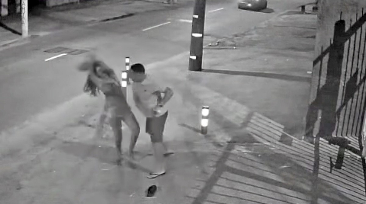Homem espanca mulher em via pública na Zona Oeste do Rio; vídeo