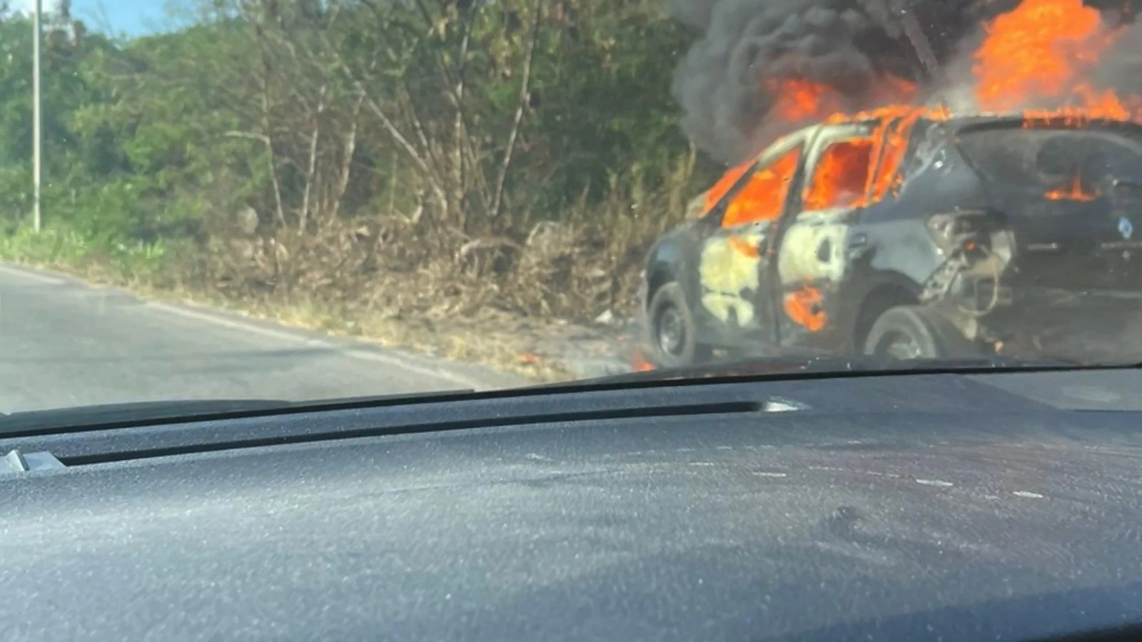 Assessor comercial é sequestrado, obrigado a dirigir para suspeitos e tem carro incendiado no ES