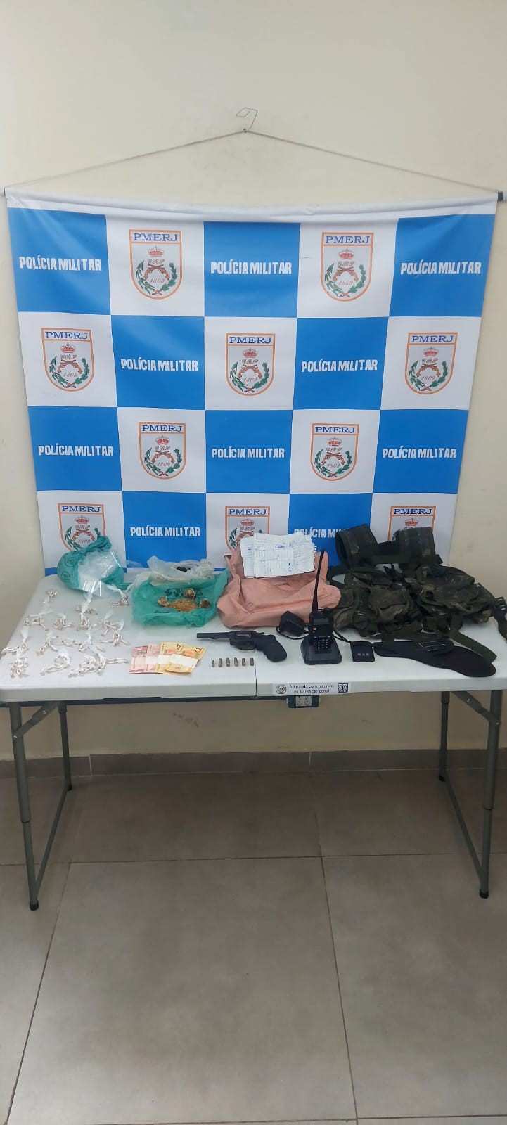 Jovem é preso com armas e drogas em Volta Redonda