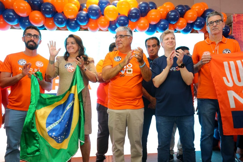 Partido Novo anunciou Eduardo Girão (ao centro) como candidato a prefeito de Fortaleza em 2024. — Foto: Fabiane de Paula/Sistema Verdes Mares (SVM)