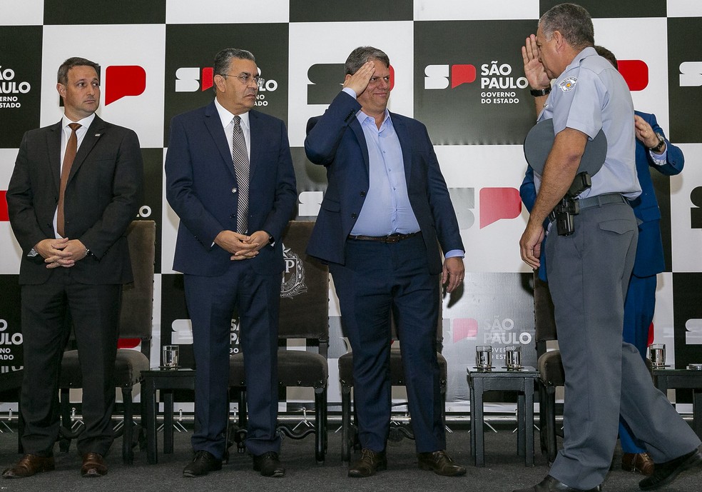 Tarcísio bate continência para oficial da PM — Foto: Fernando Nascimento/Governo SP