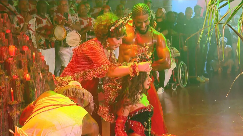 Anitta recebeu a coroa de rainha de bateria da Grande Rio das mãos de Eloína dos Leopardos — Foto: Carlayle André/ TV Globo