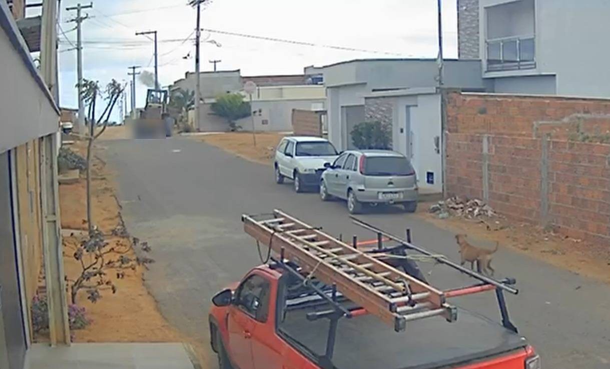 Adolescente de 17 anos morre e outro fica ferido após motocicleta bater em trator na Bahia