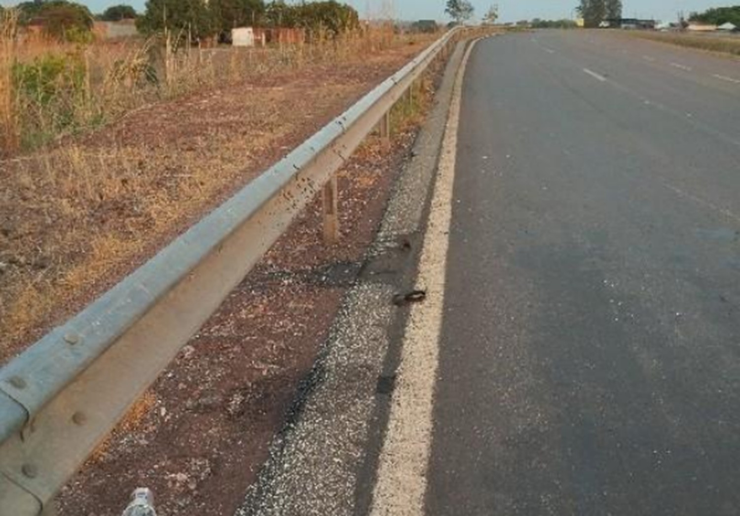 Jovem morre e passageira fica ferida após moto bater em barreira de proteção de rodovia